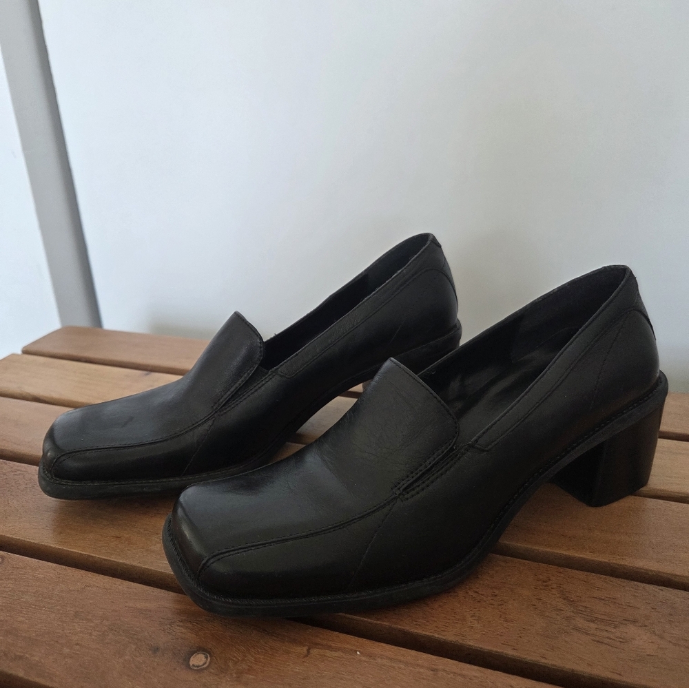 Bata Black Leather Block Heel Loafers - Like New - Picture 2 of 8